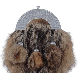 Sporran Escocés Personalizado con Cantle de Plata Celta, Tres Borlas de Piel, Detalles de Cadena y Bolsa con Diseño Tradicional de Kilt de las Tierras Altas - Product Image 3