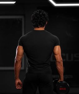 Camiseta de gimnasio de alta elasticidad para hombre, corte ajustado, con logo impreso por transferencia térmica, ropa deportiva para entrenamiento. - Product Image 3