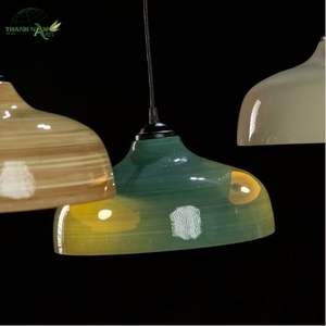 Lampe suspendue en bambou artisanale, style moderne minimaliste, aux courbes naturelles, pour usage intérieur et avec abat-jour. - Product Image 5