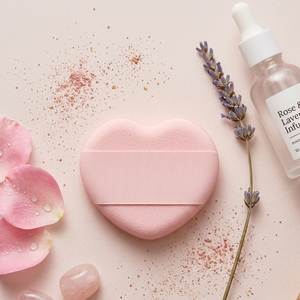[K-ESSENTIALS] ฟองน้ำแต่งหน้า K-Beauty NBR SBR PP แพ็ค 2 ชิ้น รูปหัวใจสีชมพู พร้อมสายริบบิ้น สำหรับใช้กับเครื่องสำอาง - Product Image 1