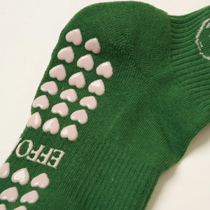 Chaussettes de Pilates personnalisées en coton antidérapantes mi-mollet avec broderie Matcha pour femmes, idéales pour les studios de Pilates et de yoga - Product Image 4
