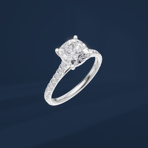 Anillo de Compromiso Clásico para Mujer en Platino PT950 con Diamantes de Corte Cushin 2 y Diamantes Laterales, Certificado IGI - Product Image 1
