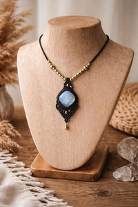 Collar Unisex Ajustable Hecho a Mano con Colgante de Cuarzo Negro y Macramé, Adornado con Cuentas Doradas, Estilo Boho, Ideal para Regalo - Product Image 3