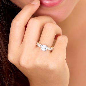 Anillo de Compromiso con Diamante de Corte Redondo de 2.20CT, Banda Pavé de Oro Amarillo de 14K, Joyería Fina Nupcial Personalizada, Fabricante Mayorista - Product Image 6