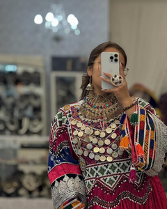 Vestido Kuchi Afgano Étnico Modesto Hecho a Mano con Bordado, Inspirado en la Pasarela, de Manga Larga, Cuello Alto y Tela de Chifón - Product Image 2
