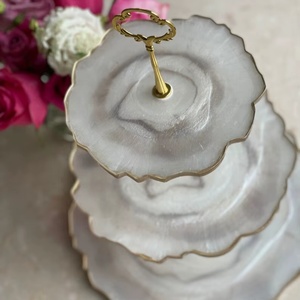 Support à gâteau élégant en résine, plateau de service rond pour boulangerie et usage domestique - Product Image 1