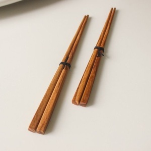 Ensemble de baguettes en bois d'acacia brun foncé, vaisselle artisanale - Product Image 4