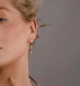 Pendientes Colgantes de Oro 14K con Diamante Cultivado en Laboratorio de Corte Esmeralda y Engaste de Bisel, 1.5 Ct. Tw. Minimalistas y Elegantes para Novia, Graduación, Cumpleaños - Product Image 2