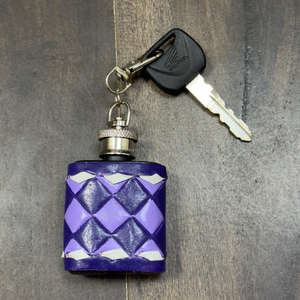 Latest Wholesale Portable Mini Hip Flask Keychain Genuine Leather Checkered Pattern Pocket Bottle with Clip Gift for Unisex - Product Image 6