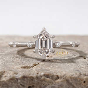 Anillo de compromiso y boda contemporáneo de plata 925 con diamante hexagonal de corte escalonado cultivado en laboratorio y engaste de garra de línea limpia - Product Image 2