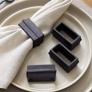 Porte-serviettes en métal au design minimaliste, adapté aux repas quotidiens et aux tables de occasions spéciales - Product Image 1