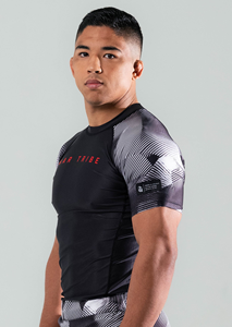 Rash Guard BJJ Personalizado War Tribe de Manga Corta, Rash Guards OEM Impresos, Ropa Deportiva para Gimnasio, Rash Guards de Compresión para Fitness - Product Image 6