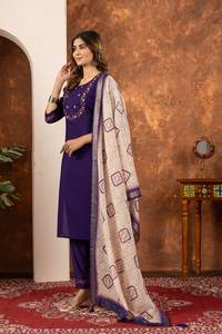 Ensemble de kurti festif de créateur avec broderie artisanale et dupatta imprimé - Product Image 3