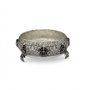 Diya Ashtalakshi con tallado floral fino, 3 patas de elefante, Urli grande - Product Image 1
