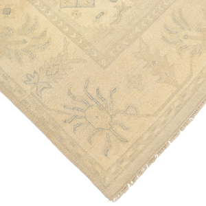 Tapis Oushak en laine noué à la main, à poils ras, pour usage domestique, aux motifs géométriques tribaux en médaillon, aux couleurs crème beige mat et gris ardoise doux - Product Image 4