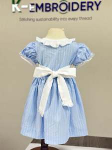 Robe en coton à rayures bleues pour bébé fille avec col à volants |   Robe de boutique à manches bouffantes |   Robe d'été pour tout-petits, vente en gros OEM - Product Image 3