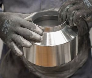 Bouilloire en acier inoxydable durable pour faire bouillir de l'eau, du thé ou du café, avec une poignée confortable et une finition longue durée - Product Image 2