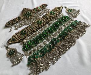 Vibrante conjunto de collar tribal afgano con aretes a juego con incrustaciones de cristal azul y cuentas metálicas detalladas para un conjunto completo. - Product Image 1