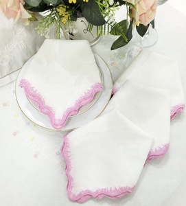 Vente en gros de serviettes de table à bordure festonnée rose 100% coton blanc brodé pour la maison hôtel événements serviettes en tissu - Product Image 4