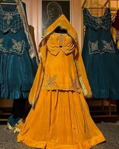 Robe de mariée traditionnelle indienne et pakistanaise pour femme, en soie moutarde brodée, longueur ras du sol, avec bordure dorée, coupe ample - Product Image 1