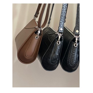 Monedero exclusivo hecho a mano de cuero genuino con correa para el hombro Estilo inglés Proveedor indio superior Fabricante Saman Exports - Product Image 5