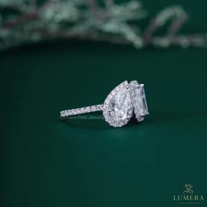 Bague de fiançailles pour femme en or blanc 18 carats avec deux diamants de laboratoire de forme mixte (poire et émeraude) et double halo, 3,33 carats - Product Image 4