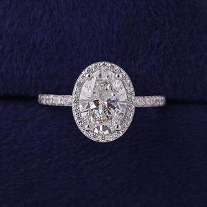 Bague de fiançailles ovale en diamant de laboratoire certifié IGI, halo de diamants, 0,3 carat, clarté VS1, or jaune 14 carats, bijoux élégants et durables - Product Image 3