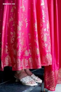 Nouvelle collection de tenues de fête en mousseline avec décolleté brodé à la main et tissage Zari Banarasi, ensemble Anarkali Kurti-Pant & Dupatta, fournisseur de Surat - Product Image 3