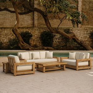Ensemble de canapés de jardin modernes et durables en teck d'Indonésie, écologiques, trois places, coussins blanc crème, résistants aux UV - Product Image 1