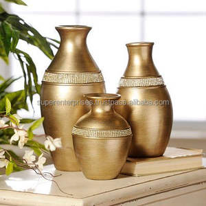 Florero Metálico Brillante para Exhibición Decorativa con Superficie Luminosa y Estilo Contemporáneo - Product Image 6