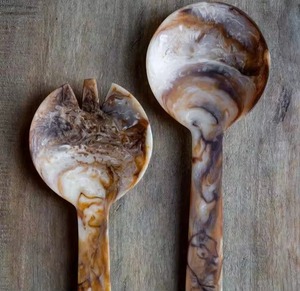 Cuillère en résine durable pour un usage quotidien à la table. Cuillère en résine conçue pour une utilisation fluide en cuisine. Cuillère en résine adaptée à une utilisation prolongée. - Product Image 1
