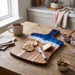 Planche à découper en bois et résine époxy personnalisée, planche à découper artisanale pour la cuisine, planche décorative pour servir les aliments - Product Image 3