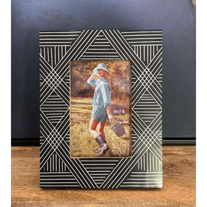 Cadre photo en bois réglable fait main avec finition en résine texturée côtelée ivoire, pièce d'appoint décorative minimaliste moderne pour table - Product Image 3