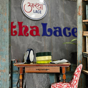 Ribete de encaje bordado de malla de 37 mm, de poliéster de lujo con lentejuelas y hilo metálico, bordado a mano, para saris, vestidos, dupattas y ropa étnica - Product Image 2