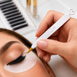 Pince à épiler de précision à pointe dorée, manche blanc, motif cœur, en acier inoxydable, pointe lisse pour l'application des cils - Product Image 3