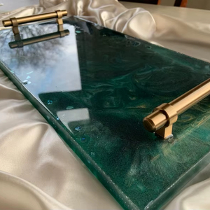 Grand plateau en résine vert émeraude, décoration de table verte, art en résine verte, plateau de table élégant et luxueux, plateau de charcuterie aux tons de bijoux - Product Image 1