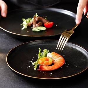 Plato de cerámica negro mate con borde dorado, diseño minimalista, duradero, apto para lavavajillas, forma redonda, para restaurante, hogar, uso diario. - Product Image 1