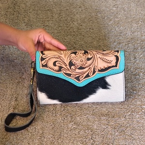 กระเป๋าคลัทช์หนังวีนัส ดีไซน์หรูหรา แกะสลักด้วยมือจากหนังวัวแท้ พร้อมสายคล้องมือ ป้องกัน RFID ความจุขนาดใหญ่ ปิดด้วยกระดุม - Product Image 1