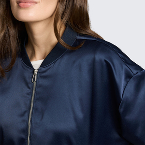 Veste en satin décontractée surdimensionnée en polyester de couleur bleu marine avec fermeture éclair et manches longues, en satin de soie, taille personnalisée, modèle Becky - Product Image 6