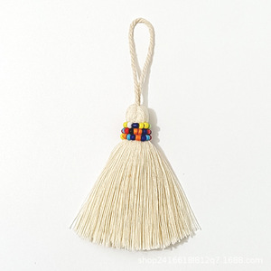Pendentif décoratif en coton fait main avec pompons et perles, style bohème, thème plantes/fleurs, décoration murale pour entrée de maison ou porte. - Product Image 5