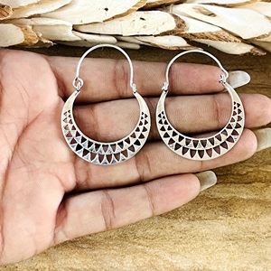Pendientes de Aro Boho de Último Diseño 2026, Joyería Étnica de Latón para Mujer, Acabado Plateado Oxidado, Diseño Geométrico de Luna Creciente, Para Venta al por Mayor OEM ODM - Product Image 3