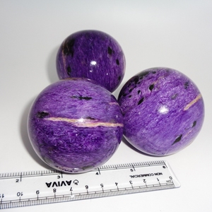 Sphère de cristal de Charoite naturelle polie à la main, boule de pierre précieuse violette pour la méditation, le Reiki, la guérison énergétique des chakras, la décoration Feng Shui - Product Image 2