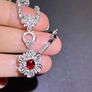 Exquisito Anillo de Rubí Natural Sin Calentar de 1.02ct, Color Sangre de Pichón, Joyería de Lujo en Oro de 18K con Incrustaciones Laterales de 105 Diamantes - Product Image 4