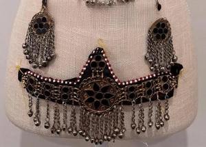 Collier antique tribal multicouche avec pierres noires, clochettes argentées, design lourd et drapé, bijoux statement bohèmes nomades - Product Image 5