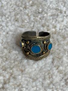 Bague tribale afghane ornée d'une incrustation circulaire en lapis-lazuli bleu, de motifs floraux en argent estampés à la main et d'accentuations de perles délicates - Product Image 3