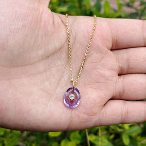 Collar con Colgante Ovalado de Cuarzo Amatista Natural, con Pequeños Detalles de Circonita Cúbica, Diseño Minimalista, Cadena de Latón Chapado en Oro de 18K, Regalo - Product Image 1