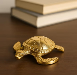 Elegante estatuilla de búho de latón antiguo sobre una base con un patrón intrincado. La decoración Vastu perfecta aporta sabiduría. Disponible a precio de mayorista - Product Image 3
