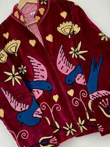 Chaqueta Corta de Terciopelo Bordada a Mano Estilo Uzbeco para Amantes del Arte y la Moda Sostenible, Abrigo Corto con Bordado Suzani, Prenda Exterior Destacada - Product Image 4