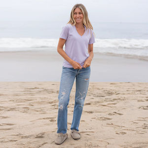 T-shirt pour femme à manches courtes, col en V, couleur lilas pastel, en polyester/coton, pré-rétréci, certifié GOTS, respirant, coupe ajustée, qualité supérieure - Product Image 3