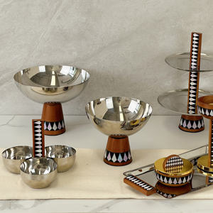 Juego de tazones de metal pulido con mango de madera, diseño minimalista para servir comida, apto para lavavajillas - Product Image 4